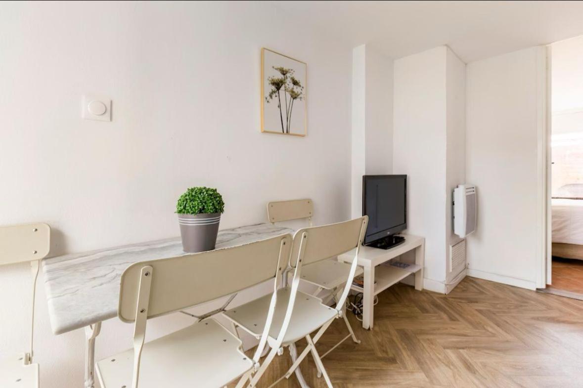 Escapade Pres De Lille - Appartement Charmant Avec Terrasse Et Parking Privee Mons-en-Baroeul Esterno foto